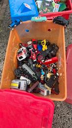 Bak met diecast en kunstof autos, Ophalen, Zo goed als nieuw
