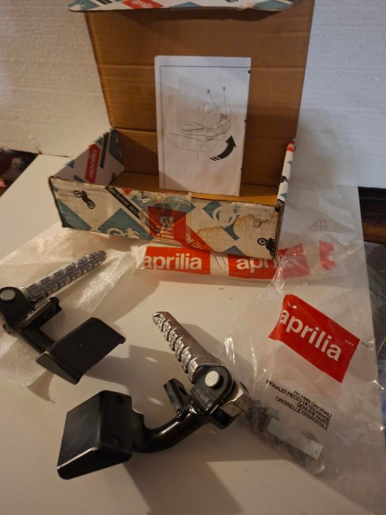 Aprillia scooter onderdeel orgineel  steps / Voetsteunen, Ophalen of Verzenden, Nieuw, Benzine