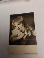 GREUZE.  GIRL WITH AN APPLE, Ophalen of Verzenden, Voor 1920, Sterren en Beroemdheden