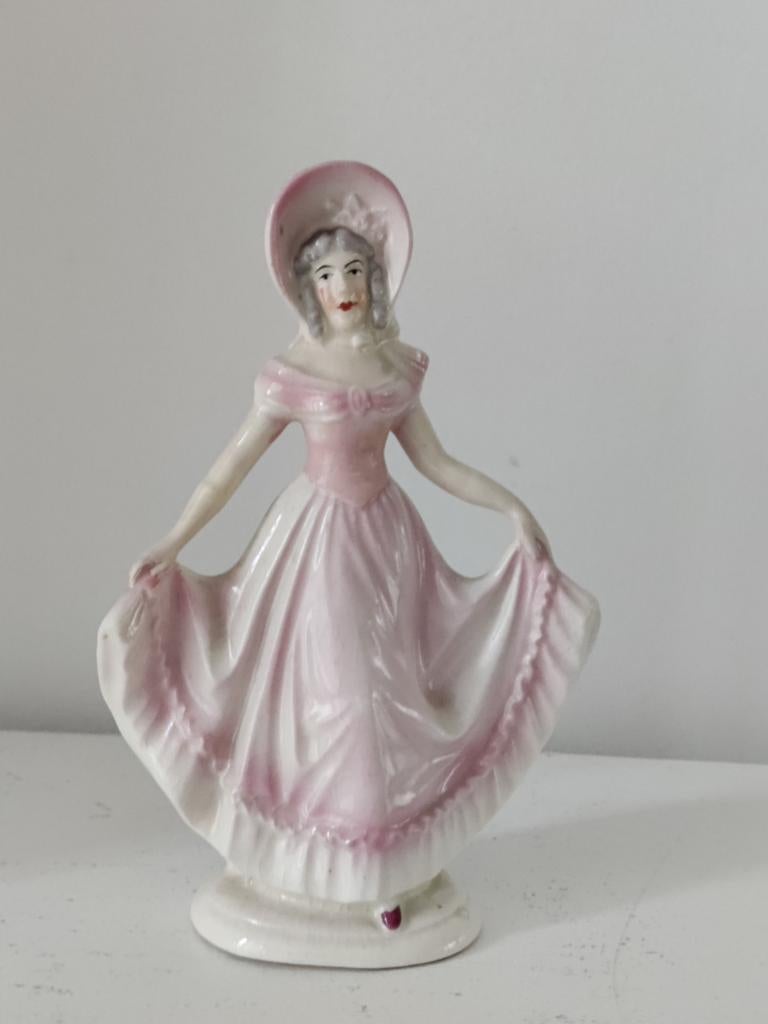 Porselein beeldje dame met bonnet danseres, Ophalen of Verzenden
