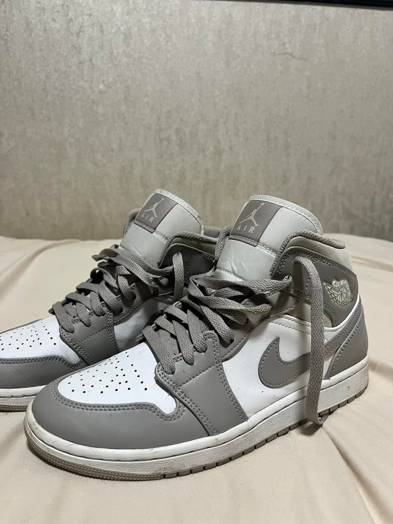 Nike Air Jordan 1 Mid 'Linen' Maat 41, Ophalen of Verzenden, Zo goed als nieuw, Wit, Sneakers of Gympen