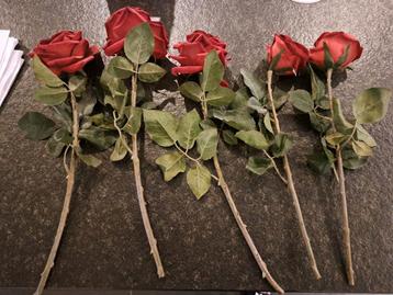 5 kunst rozen. 2 wat kleinere en 3 grotere. Samen 5 euro. beschikbaar voor biedingen