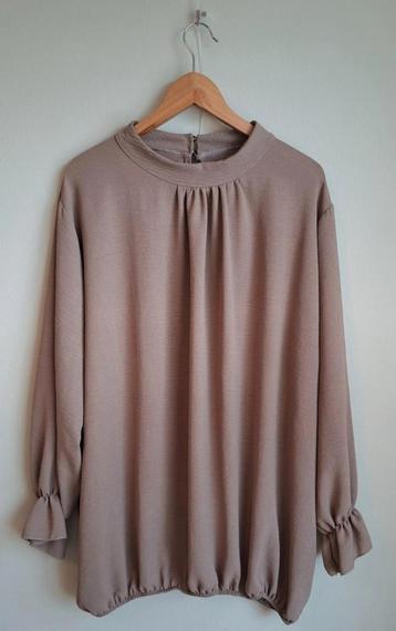 Beige blouse met ruches  beschikbaar voor biedingen