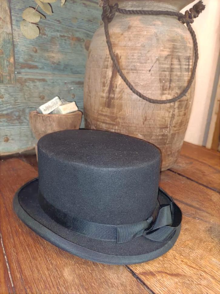 Mooie degelijke hoed
Dressuur hoed?  !!! MOET WEG!!!, Kleding | Dames, Hoeden en Petten, Zo goed als nieuw, Hoed, 55 cm (S, 6⅞ inch) of minder