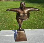 DIKKE DAME / bronzen beeld / linkerbeen naar achter