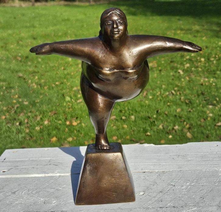 DIKKE DAME / bronzen beeld / linkerbeen naar achter, Antiek en Kunst, Kunst | Beelden en Houtsnijwerken, Ophalen of Verzenden