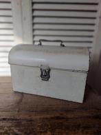 oud brocante Beschuitblik, Ophalen