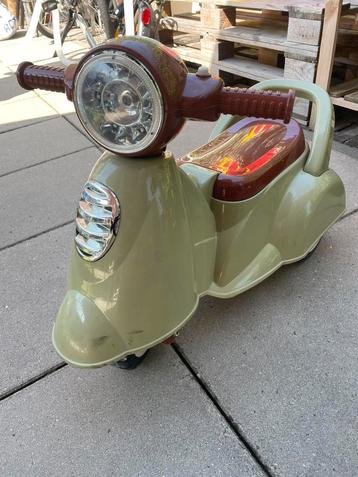 Loopfiets loopscooter scooter driewieler retro vespa beschikbaar voor biedingen