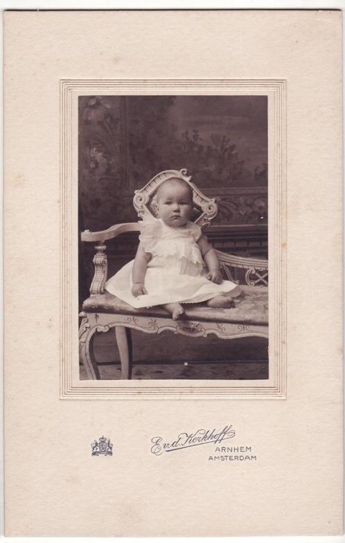 Kabinetfoto baby door E v.d. Kerkhoff Arnhem / Amsterdam, Verzamelen, Foto's en Prenten, Gebruikt, Foto, Kind, Voor 1940, Verzenden