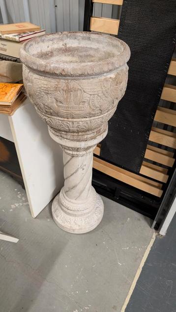Plantenbak op zuil beschikbaar voor biedingen