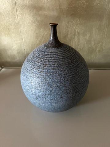 Design Joan Carrillo keramische bolvaas jaren 70 beschikbaar voor biedingen