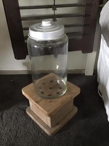 “VINTAGE” mooie glazen stolp, met leuke ouderwetse deksel! beschikbaar voor biedingen