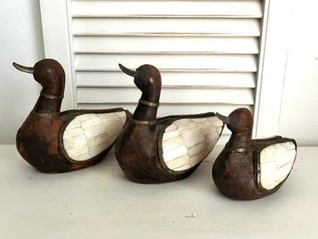 Drie vintage houten eenden met parelmoer en koper beschikbaar voor biedingen
