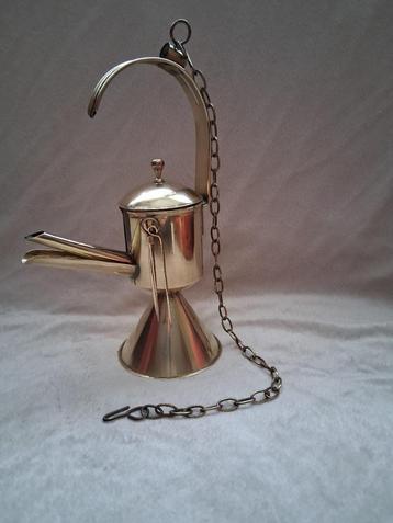 Een Geel - Koperen "Walvislamp", hangend aan een kettinkje. beschikbaar voor biedingen