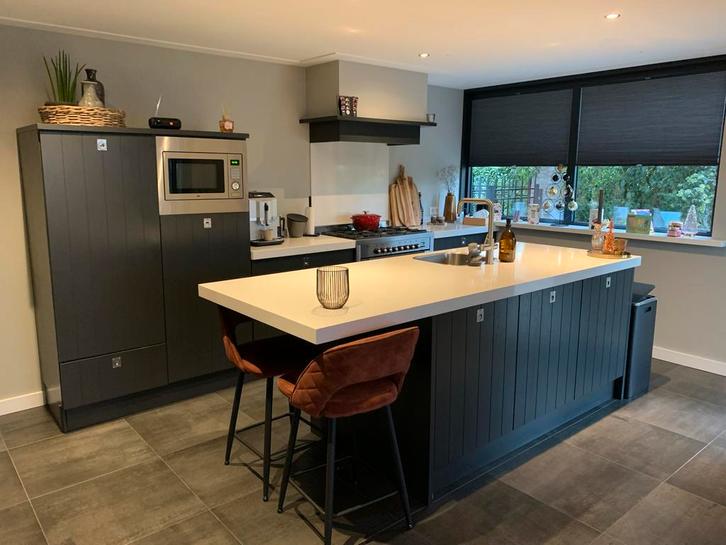 Moderne grijze keuken met kookeiland, Huis en Inrichting, Keuken | Complete keukens, Gebruikt, Grijs, Hout, Met kookeiland, Ophalen