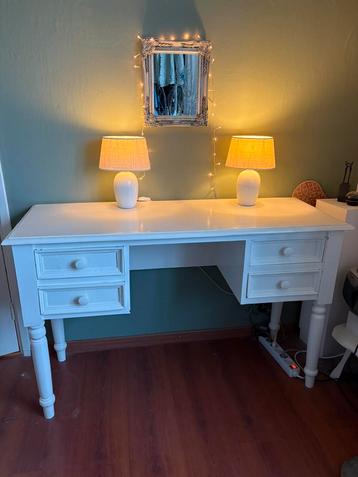 Vintage houten bureau beschikbaar voor biedingen