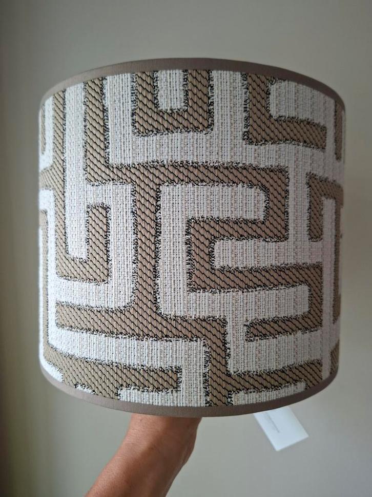 Handgemaakte lampenkap doolhofmotief taupe 30 cm, Huis en Inrichting, Lampen | Lampenkappen, Nieuw, Minder dan 25 cm, Rond, Ophalen of Verzenden
