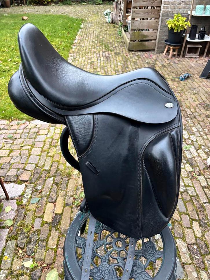 Thorowgood zadel met wrong op het blad 17,5 inch, Dieren en Toebehoren, Paarden en Pony's | Zadels, Gebruikt, Dressuur, Ophalen of Verzenden