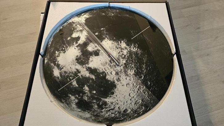 Karlsson Glass Maan Klok! 60CM! NIEUW! Van 170 voor 85!, Huis en Inrichting, Woonaccessoires | Klokken, Nieuw, Ophalen of Verzenden