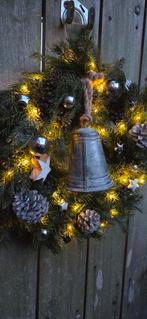 Verse kerstkrans verlicht met zinken bel, Ophalen of Verzenden, Nieuw