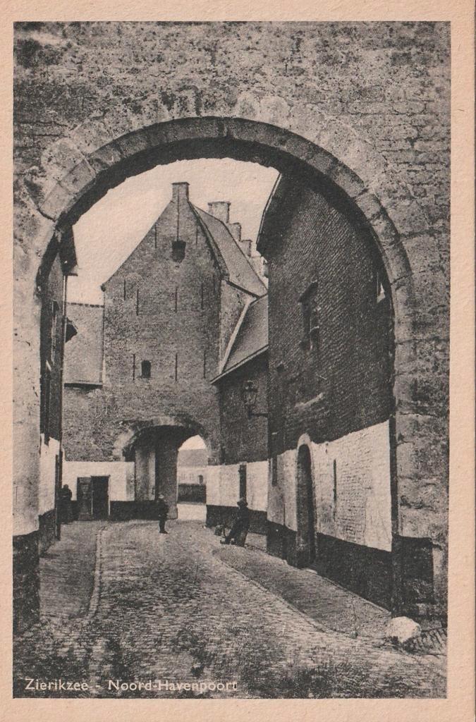 ZIERIKZEE Noordhavenpoort, Verzamelen, Ansichtkaarten | Nederland, Ongelopen, Zeeland, 1940 tot 1960, Verzenden