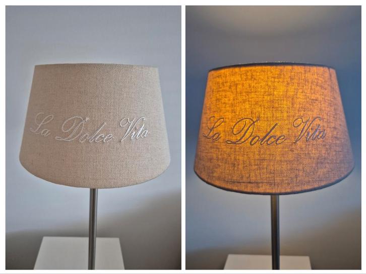 Lampenkapjes 2x, stof, zandkleur met tekst La Dolce Vita, Huis en Inrichting, Lampen | Lampenkappen, Zo goed als nieuw, Minder dan 25 cm