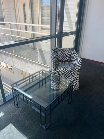 Unieke design salon/koffie tafel. Zwaar glas/ijzer. Mooi beschikbaar voor biedingen
