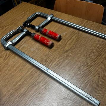Lijmklemmen beschikbaar voor biedingen