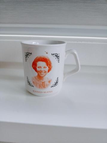 Mok Koningin Juliana en koningin Beatrix troonwisseling  beschikbaar voor biedingen