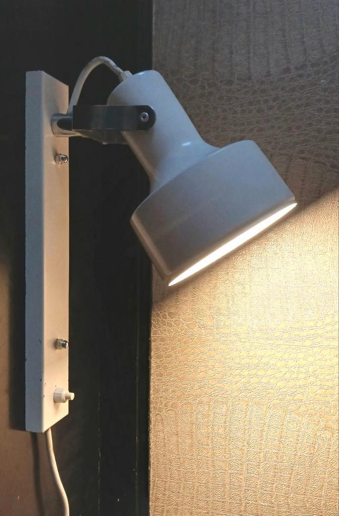wandlamp / wandspot, wit, Anvia, vintage, jaren 60 / 70, Huis en Inrichting, Lampen | Wandlampen, Gebruikt, Metaal, Ophalen of Verzenden