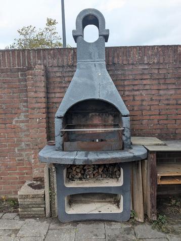 Stenen Betonnen Barbecue BBQ met schoorsteen beschikbaar voor biedingen