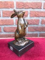 bronzen beeldje, haas met een wortel, Antiek en Kunst, Ophalen of Verzenden