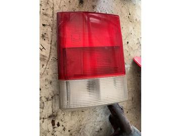 Achterlicht links van een Audi 80 beschikbaar voor biedingen