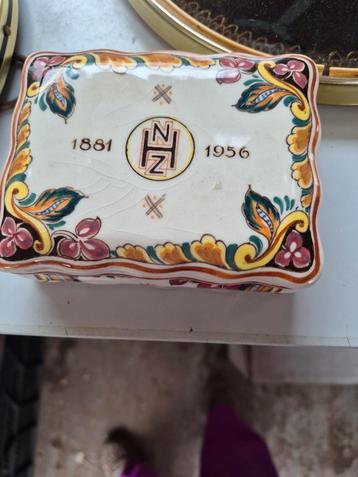 Oude Delftse aardewerk doos met deksel beschikbaar voor biedingen