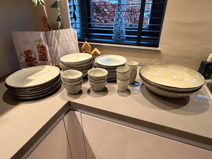 Mooie & hippe serviesset (compleet), Huis en Inrichting, Keuken | Servies, Gebruikt, Bord(en), Overige stijlen, Porselein, Ophalen