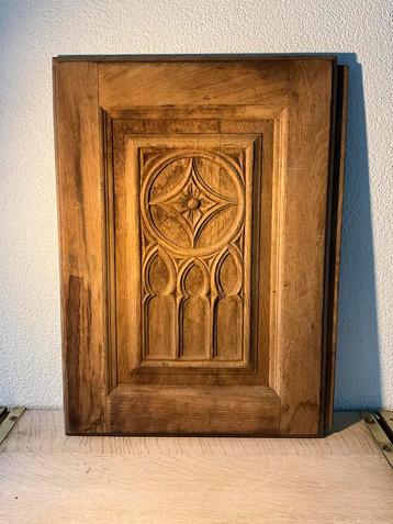Antiek houten paneel met snijwerk beschikbaar voor biedingen