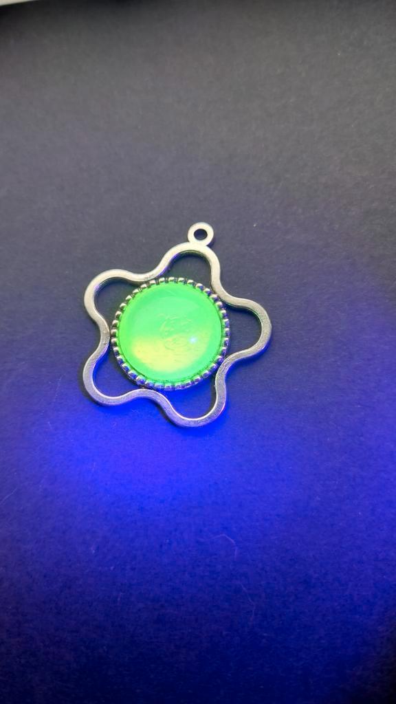 Uranium cabachon hanger bloemen vorm, Sieraden, Tassen en Uiterlijk, Kettinghangers, Gebruikt, Zilver, Ophalen of Verzenden