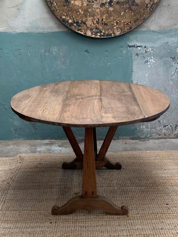 Antieke elegante Franse Wijntafel geheel van eikenhout. beschikbaar voor biedingen