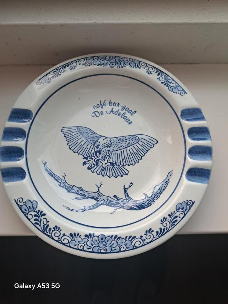 Delfts Blauw Asbak - Café De Adelaar. Diameter 205 mm, Antiek en Kunst, Antiek | Keramiek en Aardewerk, Ophalen of Verzenden