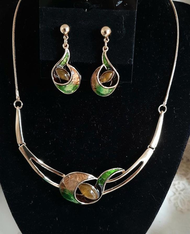 Nieuwe goudkleurige ketting met bijpassende oorbellen, Sieraden, Tassen en Uiterlijk, Kettingen, Nieuw, Overige materialen, Goud