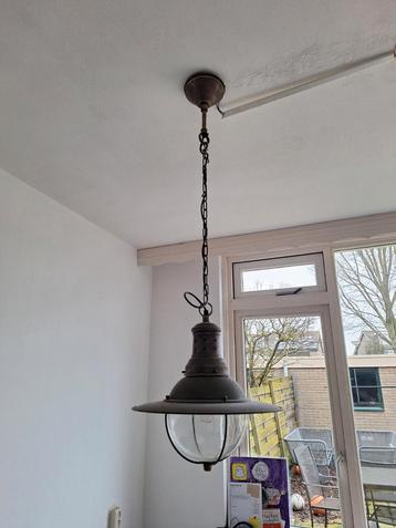 Grijze hanglamp met glazen bol beschikbaar voor biedingen