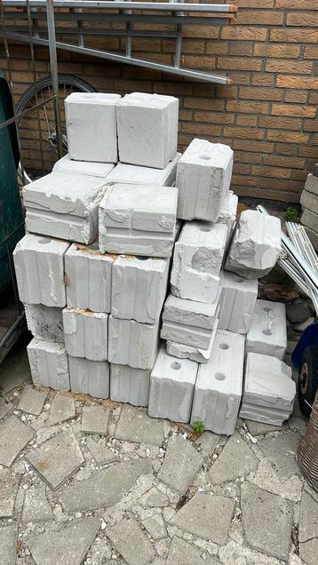 Betonblokken beschikbaar voor biedingen