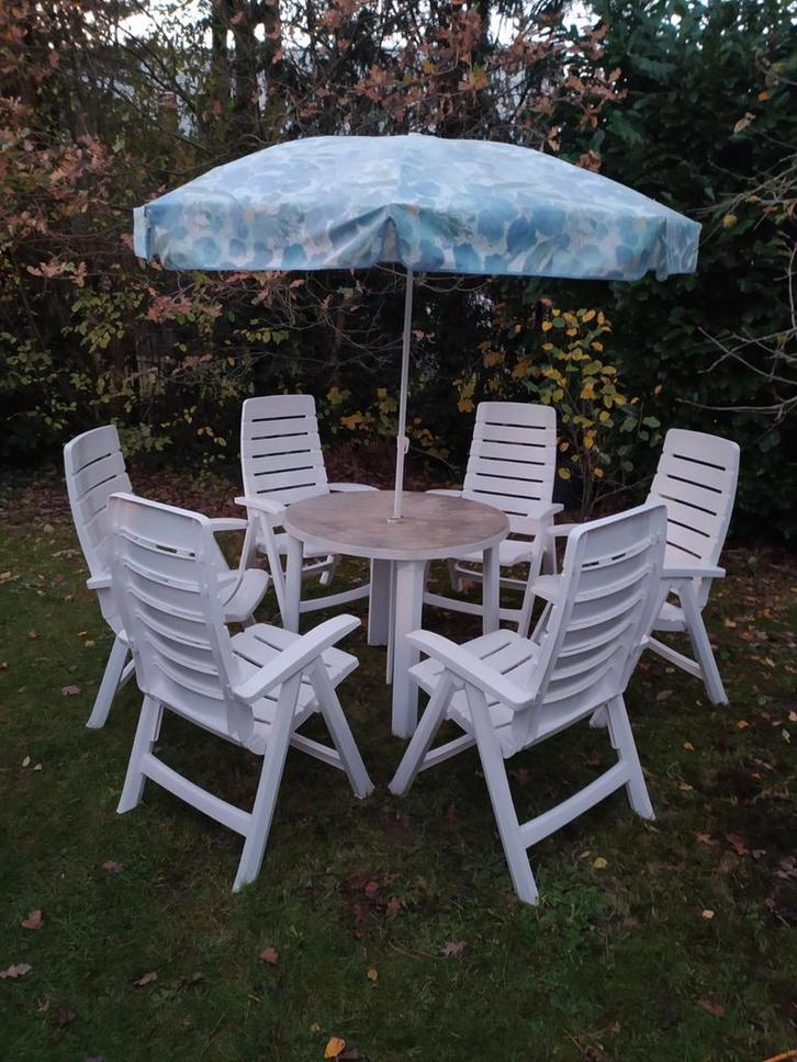 Complete kunststof tuinset met 6 stoelen en parasol, Tuin en Terras, Tuinsets en Loungesets, Gebruikt, Tuinset, Kunststof, 6 zitplaatsen