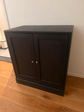 Zwarte Kast met twee opbergplanken