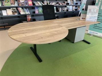 Houtlook bureau met rond vergaderstuk en zwart onderstel beschikbaar voor biedingen