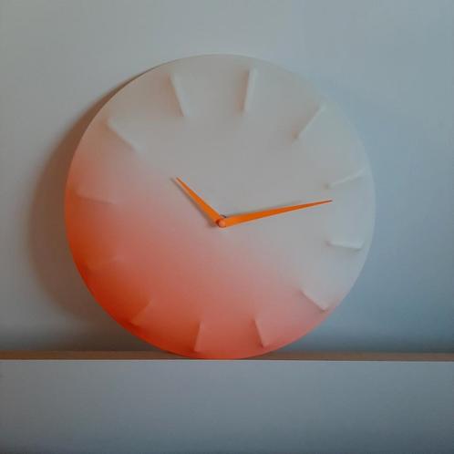 kea klok sprallis van wit naar  oranje /roze  mt neon wijzer, Huis en Inrichting, Woonaccessoires | Klokken, Zo goed als nieuw