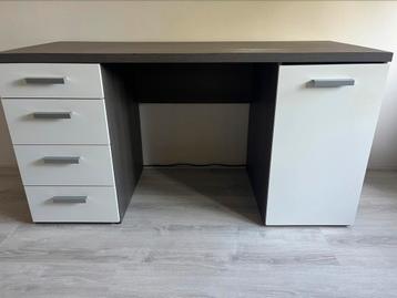 Bureau Wit/ Bruingrijs beschikbaar voor biedingen