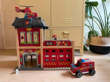 Hape houten Brandweerkazerne - Zo Goed Als Nieuw beschikbaar voor biedingen