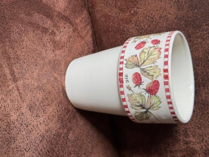 Jet ter Steege melkbeker aardbeien, Huis en Inrichting, Keuken | Servies, Zo goed als nieuw, Kop(pen) en/of Schotel(s), Overige stijlen