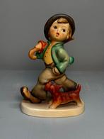Goebel / M.I. Hummel beeldje – jongen met hond en paraplu, Verzamelen, Beelden en Beeldjes, Ophalen of Verzenden, Gebruikt, Hummel